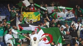 قبل المواجهة .. اشتباكات عنيفة وتبادل للضرب واللكمات بين جماهير الجزائر والأرجنتين