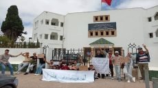 طلبة ابن طفيل يصعدون احتجاجهم بمبيت ليلي أمام وزارة التعليم العالي