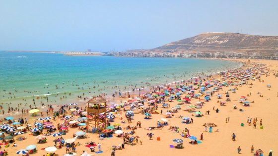تحاليل مخبرية تؤكد جودة مياه السباحة بشاطئ أكادير