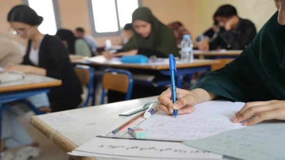 من رخّص لتصوير الأساتذة والتلاميذ؟ أستاذ يندد بانتهاك الخصوصية أمام مراكز الباكالوريا.
