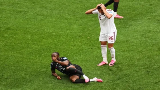 صدمة في المونديال.. إصابة مروعة لنجم منتخب كندا تُبكي لاعبي قطر