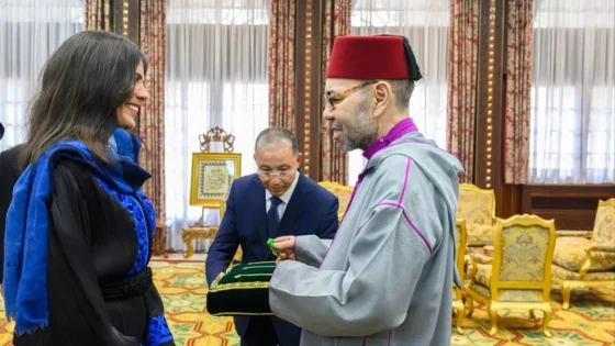 الملك يستقبل المتسلقة المغربية نوال صفنضلة ويوشحها جلالته بوسام المكافأة الوطنية من درجة ضابط