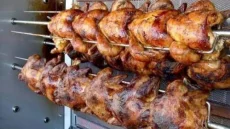 جدل متواصل حول أسعار الدجاج المشوي بعد انخفاض كلفة الدواجن