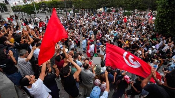 آلاف التونسيين يتظاهرون ضد “منظومة الحكم”..