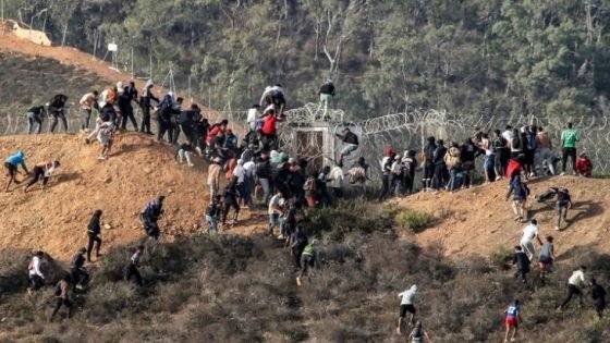 إيفي”: آلاف المهاجرين يعبرون السياج الحدودي نحو سبتة