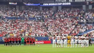 الوقوف دقيقة صمت حدادا على الجنوب إفريقي جايدن آدامز قبل لقاء إنكلترا والنرويج
