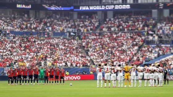 الوقوف دقيقة صمت حدادا على الجنوب إفريقي جايدن آدامز قبل لقاء إنكلترا والنرويج