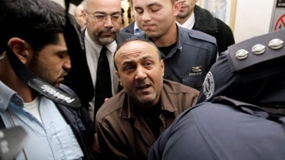 سجّان إسرائيلي أطلق رصاصة على ساق القيادي الفلسطيني مروان البرغوثي