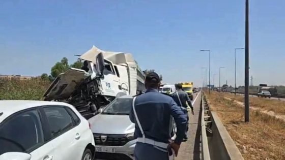 المحمدية.. اصطدام قوي بين شاحنتين بالطريق السيار يخلف خسائر مادية ( صور )