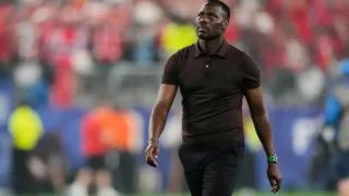 بعد خيبة المونديال.. الاتحاد السنغالي يطيح بمدربه “باب تياو”