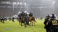 إصابة 35 شرطيا في أعمال عنف خلال مباراة بكأس ألمانيا- (فيديو)