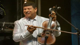 واقعة ولد الحوات تعيد طرح السؤال: لماذا يلهث الصحفيون وراء الفنانين؟