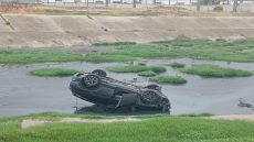 سقوط سيارة نفعية وطاكسي في حادثة سير بطنجة