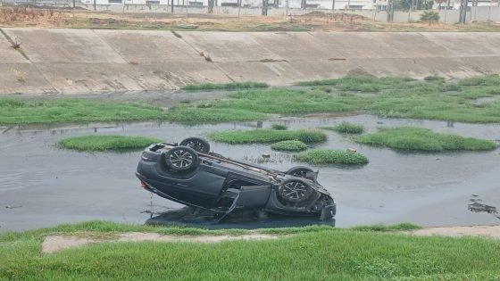 سقوط سيارة نفعية وطاكسي في حادثة سير بطنجة
