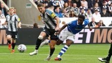 نيوكاسل يونايتد يلحق بهال سيتي خسارته الأولى في الدوري الإنكليزي