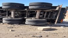 انقلاب شاحنة كبيرة بمدخل البروج يخلف خسائر مادية