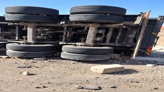 انقلاب شاحنة كبيرة بمدخل البروج يخلف خسائر مادية