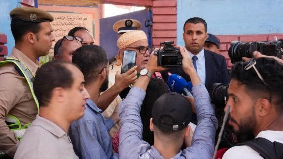بنكيران يحتج على منع الصحافة من مرافقته إلى مكتب التصويت.. وأسلوب مخاطبته للشرطي يثير الانتباه