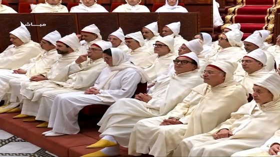 أخنوش يثير الجدل ببروتوكول الجلوس أمام الملك خلال افتتاح البرلمان
