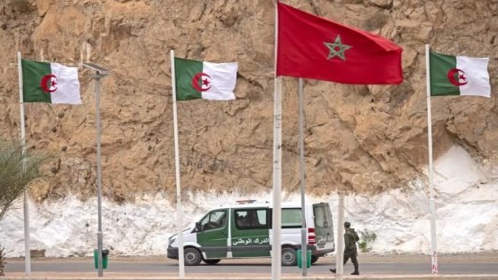 الجزائر ترحل 33 مغربيا عبر معبر “زوج بغال”